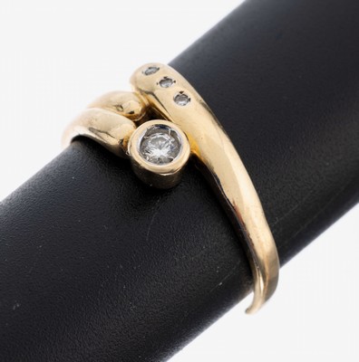 14 kt Gold Diamant-Ring, GG 585/000, Ringkopf asymm., bes. mit 1 Brillant und 3 8/8Diamanten zus. ca. 0.12 ct Weiß/si, Ringschiene offen, muss ...