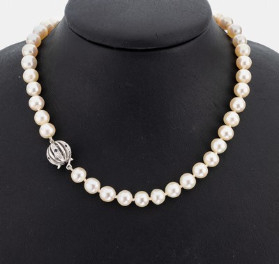 Zuchtperl-Collier mit 14 kt Gold Saphir- Schließe, WG 585/000, überlang, Akoyazuchtperlen, D. ca. 7.5 mm, leicht unrund, Kugelschließe mit kl. ...