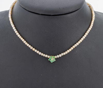 Zuchtperl-Collier mit 14 kt Gold Smaragd- Diamant-Mittelteil, GG 585/000 gepr., kl. Zuchtperlen, D. ca. 2.8 mm, einige Perlen ersetzt, 2 Stück ...