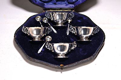 4 Kaviarschälchen aus Silber, London, 1896, Silber, Meistermarke JH, 4 Doppelhenkelschälchen mit 4 Löffelchen, 153g, in orig. Schatulle (lädiert)