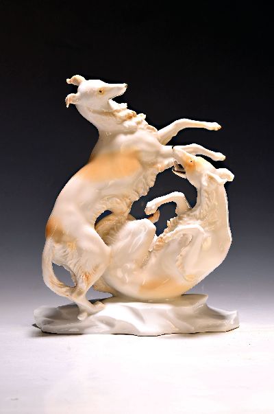 Porzellanfigur spielende Windhunde, Hutschenreuther, Selb, Entw. Max Hermann Fritz, 1955-69, Porzellan, dezent farbig staffiert, monogrammiert, H. ...