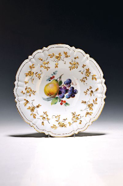 Prunkteller mit Obstmalerei, Meissen, Pfeifer -Zeit, Porzellan, Goldstaffage, Reliefdekor,Früchtemalerei, D. 30cm