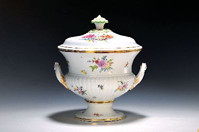 Außergewöhnliche Deckelvase bzw. Terrine, Meissen, Marcolini 1774-1814, Porzellan, Blumenmalerei, Doppelhenkel mit weiblichen Maskeronen, ...