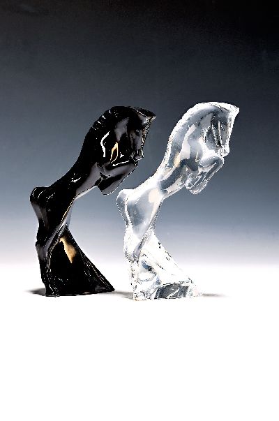 Paar Glasskulpturen, aufsteigende Pferde, Baccarat, 20.Jh., farbloses und schwarz gefärbtes Glas, Gegenstücke, Stempel, Alterssp, H. 23 cm.