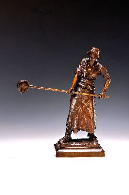 Constantin Höland, Bildhauer tätig zwischen 1890-1910, Bronzeskulptur, "Der Eisengießer", H. 24 cm, auf Plinthe signiert