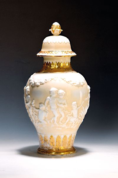 Große Deckelvase, von Schierholzsche Porzellanmanufaktur, Plaue, 1950/70er- Jahre, Porzellan, Goldstaffage berieben, umlaufender Reliefdekor mit ...