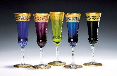 5 Sektgläser mit Überfängen, Thistle, Saint Louis, mundgeblasenes und fein geschliffenes Kristallglas, bunt überfangen, vergoldetes Fries, guter ...