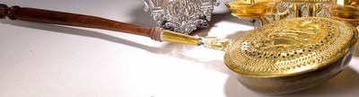 Bettpfanne und zwei Blaker, 19. Jh.,, Messing, Bettpfanne mit reich verziertem Deckel in Durchbrucharbeit, Adam und Eva, gedrechselter Nussbaumgriff, ...