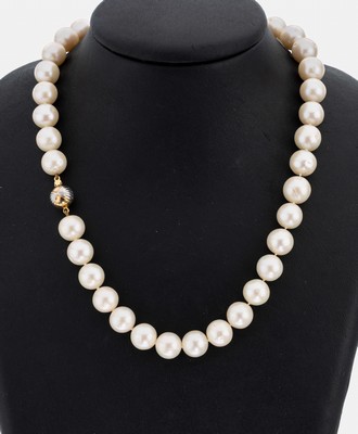 Zuchtperl-Collier mit 18 kt Gold Schließe, GG/WG 750/000, 38 unrunde Süßwasserzuchtperlen, D. ca. 10.7 mm, L. ca. 44 cm, Kugelschließe