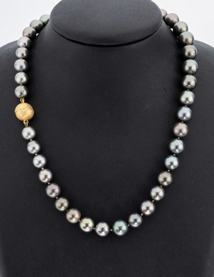 Perl-Collier mit 18 kt Gold Schließe, GG 750/000, 40 Tahitizuchtperlen, D. ca. 8.9-10.5mm, L. ca. 45 cm, sat. Magnetschließe