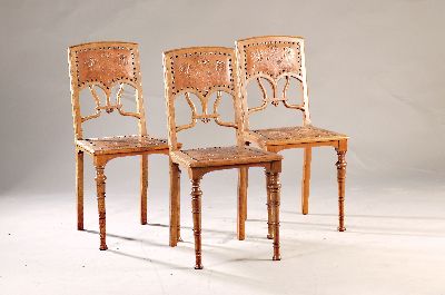 6 Jugendstilstühle, deutsch, um 1900,, Eiche massiv, floral geprägte Lederbezüge in gutem Zustand, ein Stuhl geklebt, gedrechselte Beine, H. ca. ...