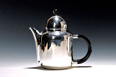 Teekanne, Wilkens, Sterlingsilber, num. 8440, 925er Sterlingsilber, schwarzer Griff, ca. 750g, H. ca. 20 cm