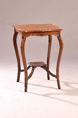 Kleiner Beistelltisch, England, um 1900, Mahagoni massiv, Intarsien aus Edelhölzer, leicht geschweifte Beine, H. 70 cm, B. 50 cm, T. 48cm, EZ 2