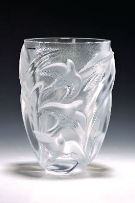Vase "Martinets", Lalique, Frankreich, farbloses Glas, partiell satiniert, Dekor mit Schwalben, am Boden signiert, H. 25 cm, ...
