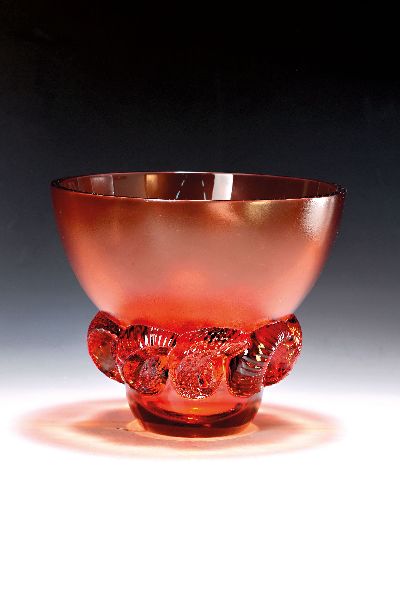 Vase "Boa Rouge", Lalique, 1990er-Jahre, hellrotes Glas, satinierte Cuppa, Nodus in Form gewundener Schlangen, H. 21 cm, D. 25 cm, ...