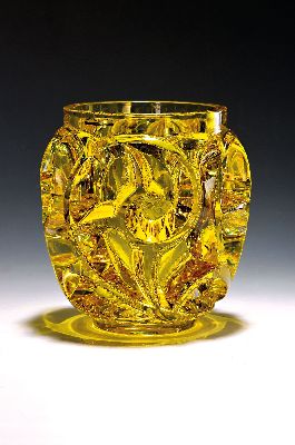 Vase "Tourbillon", Lalique, Frankreich, 1990er-Jahre, grüngelbes Glas, stilisierter Schneuß-Dekor im Hochrelief, am Boden signiert und ...