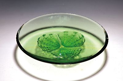 Glasschale, Lalique, am Rand beschädigt, dickwandiges grünes Glas, Standfuß aus Drei Venusmuscheln gebildet, D. 35 cm, unsigniert