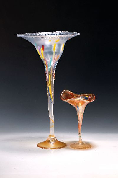 Große und kleine Stangenvasen, Eisch, datiert 1987, farbloses Glas, farbige Einschmelzungen und Einpuderungen, am Fuß unleserlich signiert und ...
