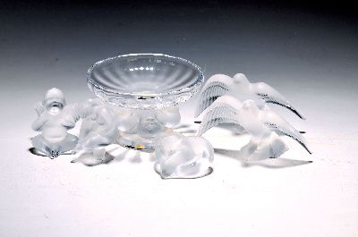 5 Zierobjekte aus Glas, Lalique, Frankreich, farbloses Glas, mattiert, 2 Schwalben H. 9cm, Herzknoten, Engelchen, Flaschenstopfen in Form einer Frau, ...