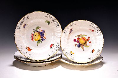 5 Teller mit Früchtemalerei, KPM, Berlin, 20. Jh., Porzellan, variierende Früchtemalerei, Fahne mit Korbmuster in Durchbrucharbeit, 2 Kuchenteller ...