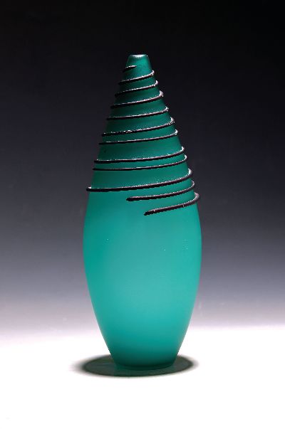 Ziervase mit Liniendekor, Murano, 2.Hälfte 20. Jh., farbloses Glas, türkisgrün überfangen, aufgelegter schwarzer Spiraldekor, H. 28 cm, l. best.