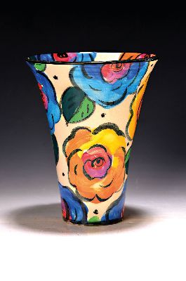 Ziervase, Mary Rose Young, 1995, Keramik, naiver Blumendekor, H. 22 cm, am Boden signiert, l. best.