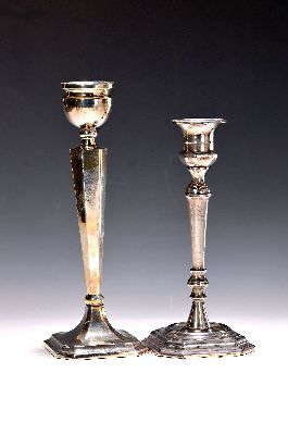 Zwei Kerzenhalter, 1x Birmingham, 1936, 1x Silber gefüllt, ca. 292g, H. 25 cm; 1x versilbert, OLRI, H. 22 cm