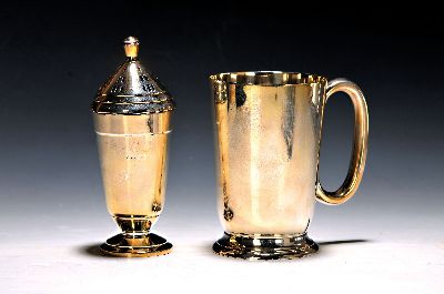 Henkelbecher und Salzstreuer aus Silber, Sheffield und Birmingham, 20.Jh., Becher, Sheffield, 1923, Cooper Brothers & Sons Limited, H. 13 cm; ...
