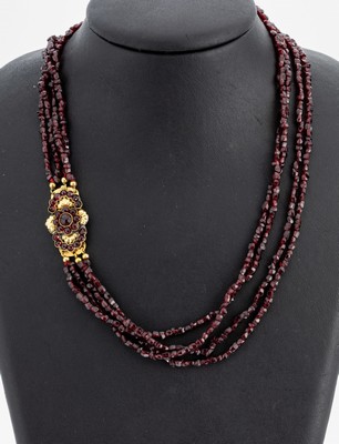 Granat-Collier, Böhmen um 1880-1900, 4-rhg.facett. Granate, Kastenschloss Silber verg. mit rundfacett. Granaten, rs. Zinnlot, sollte überprüft ...
