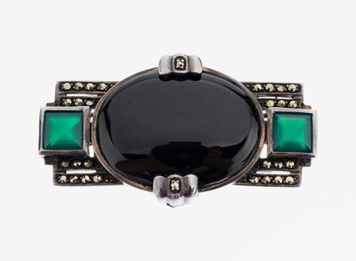 Art Deco Onyx-Achat-Markasit-Brosche, um 1930, 925er Silber, geometrisch, mittig ovaler Onyx, seitl. facett. Achate, Markasitbesatz, ca. 4.8 x 2.6 ...