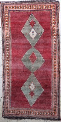Gabbeh alt, Persien, Mitte 20.Jhd, Wolle auf Wolle, ca. 235 x 120 cm, Mottenfraß, EHZ: 2