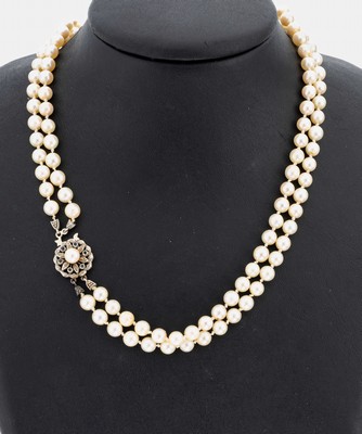 Zuchtperl-Collier mit 18 kt Gold Schließe, WG 750/000, 2-rhg. Akoyazuchtperlen, D. ca. 5.6 mm, Steckschließe mit kl. rundfacett. Saphiren, sollte ...