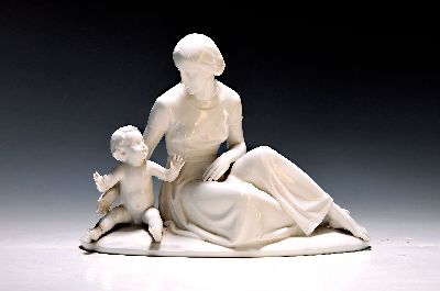 Figurengruppe im großdeutschen Stil, Allach, Deutsches Reich 1933-45, Weißporzellan, Mutter mit Kind, Fuß des Kindes restauriert, gestempelte ...