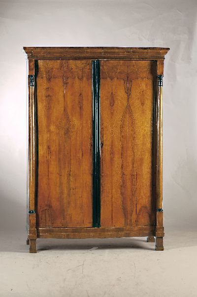 Biedermeier Schrank, Wien, um 1830, Nußbaumfurnier, schwarze volle Säulen, zweitürig, leicht bombierte Form, Schellack poliert, ca. 191 x 135 x 56 ...