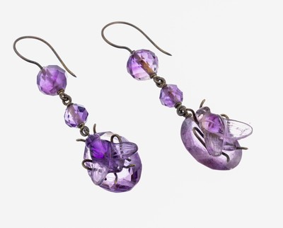 Paar Amethyst-Ohrhänger, Idar-Oberstein um 1880-1900, Metall, länglich bewegl., facett. Amethyste, ovale Abhängung mit aufgelegter plastischer ...