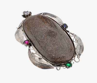 Opal-Anhänger, Silber gepr., florale Fassung, grav., mittig gr. Boulderopal, rs. Farbspiel in Blau und Grün, Fassung mit rundfacett. Strasssteinen ...