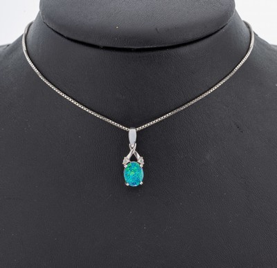 18 kt Gold Opal-Brillant-Anhänger, WG 750/000, ovale Opal-Dublette, min. besch., 2 Brillanten zus. ca. 0.05 ct Weiß/si, an Kette,WG 333/000, L. ...