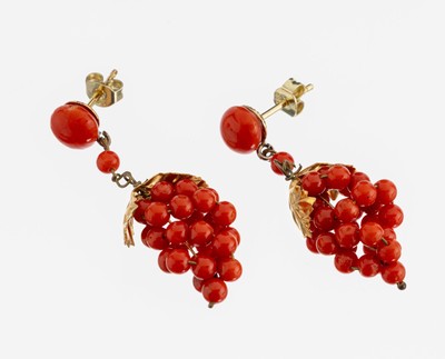 Paar 14 kt Gold Korallen-Ohrstecker, GG 585/000, bewegl. Abhängung in Form von Weintrauben, Beeren aus Korallen-Kugeln, L. ca. 4 cm, ca. 5.5 g, ...