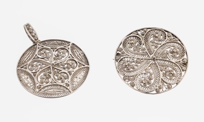 Konvolut, um 1900, Silber gepr., best. aus: Anhänger und Brosche, rund, aufwendige Filigranarbeit, D. jew. ca. 5.2 cm