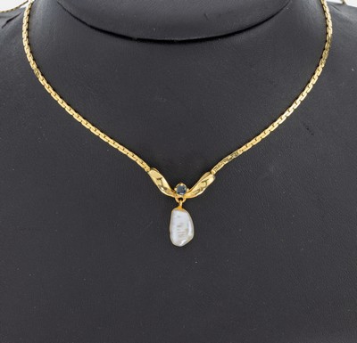 14 kt Gold Perl-Saphir-Collier, GG 585/000,schleifenf. Mittelteil, bewegl. abgehängte unrunde Zuchtperle, 1 kl. rundfacett. Saphir, L. ca. 40 cm, ...