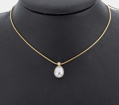 14 kt Gold Perl-Brillant-Anhänger, GG 585/000, unrunde Zuchtperle, D. ca. 8.5 mm, Brillant ca. 0.05 ct Weiß/si, an Schlangenkette, GG 585/000, L. ...