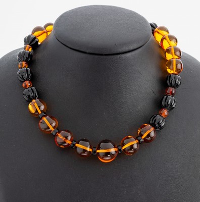 Bernstein-Onyx-Collier, 1920er Jahre, unrunde Bernstein-Kugeln, D. ca. 6.9-12 mm, geriefte Onyx-Kugeln, D. ca. 12 mm, L. ca. 71.5 cm, ...