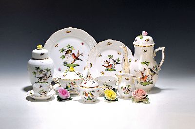 Umfangreiches Kaffee-, Mokka- und Speiseservice, Herend, Ungarn, Dekor Rothschild, Ende 1970er/80er-Jahre, Porzellan, handbemalt, Goldrand, 5 ...