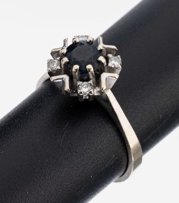 14 kt Gold Saphir Diamant Ring, WG 585/000,rundfacett. Saphir ca. 0.50 ct, 4 Brillanten zus. ca. 0.12 ct feines Weiß/p (grav.), RW 58,ca. 4.65 g