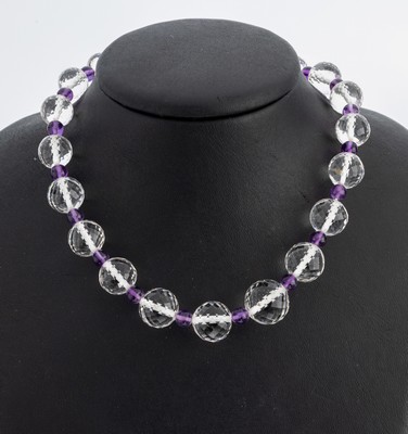 Bergkristall-Amethyst-Collier, Idar-Oberstein um 1920, im Verlauf facett. Bergkristall-Kugeln, D. ca. 9-15 mm, Amethyst-Kugeln als Zwischenglieder, ...