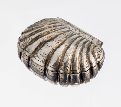 Pillendose, wohl um 1800-1820, Silber gepr., in Form einer Muschel, innen roter Samt, ca. 5.5 x 4.2 cm, ca. 33.6 g, altersbed.Gebr.-Spuren