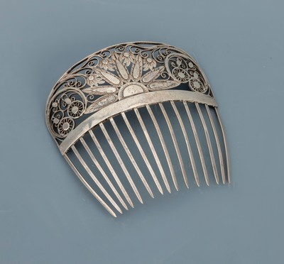Haarkamm, wohl um 1820, Silber gepr., Handarbeit, Oberteil mit Filigranarbeit und floralen Elementen, ca. 12 x 12 cm, altersbed.Gebr.-Spuren