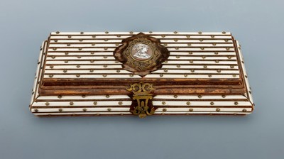 Schmuckschatulle, um 1900, Holzkorpus, verkleidet mit rotem Samt, stark berieben, undHorn, Deckel mit eingelegter Muschelkamee, Darstellung einer ...