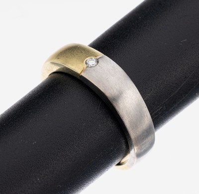 14 kt Gold Brillant-Ring, GG/WG 585/000, Oberfläche sat., 1 Brillant ca. 0.05 ct (grav.) Weiß/si, RW 63, ca. 9.3 g, Meistermarke unged.