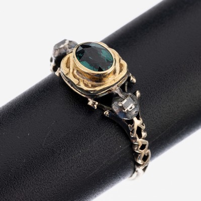 14 kt Gold Turmalin-Diamant-Ring, GG 585/000 gepr. und Silber, in Teilen um 1820- 40, Ringkopf und Turmalin-Fassung sek., ovalfacett. Turmalin, kl. ...
